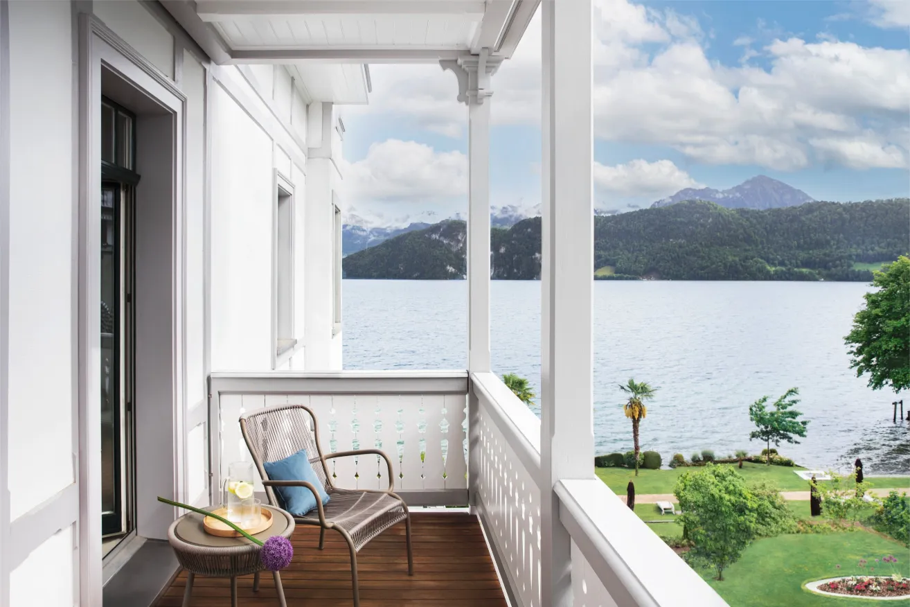 Il balcone di una Superior Room sul lago