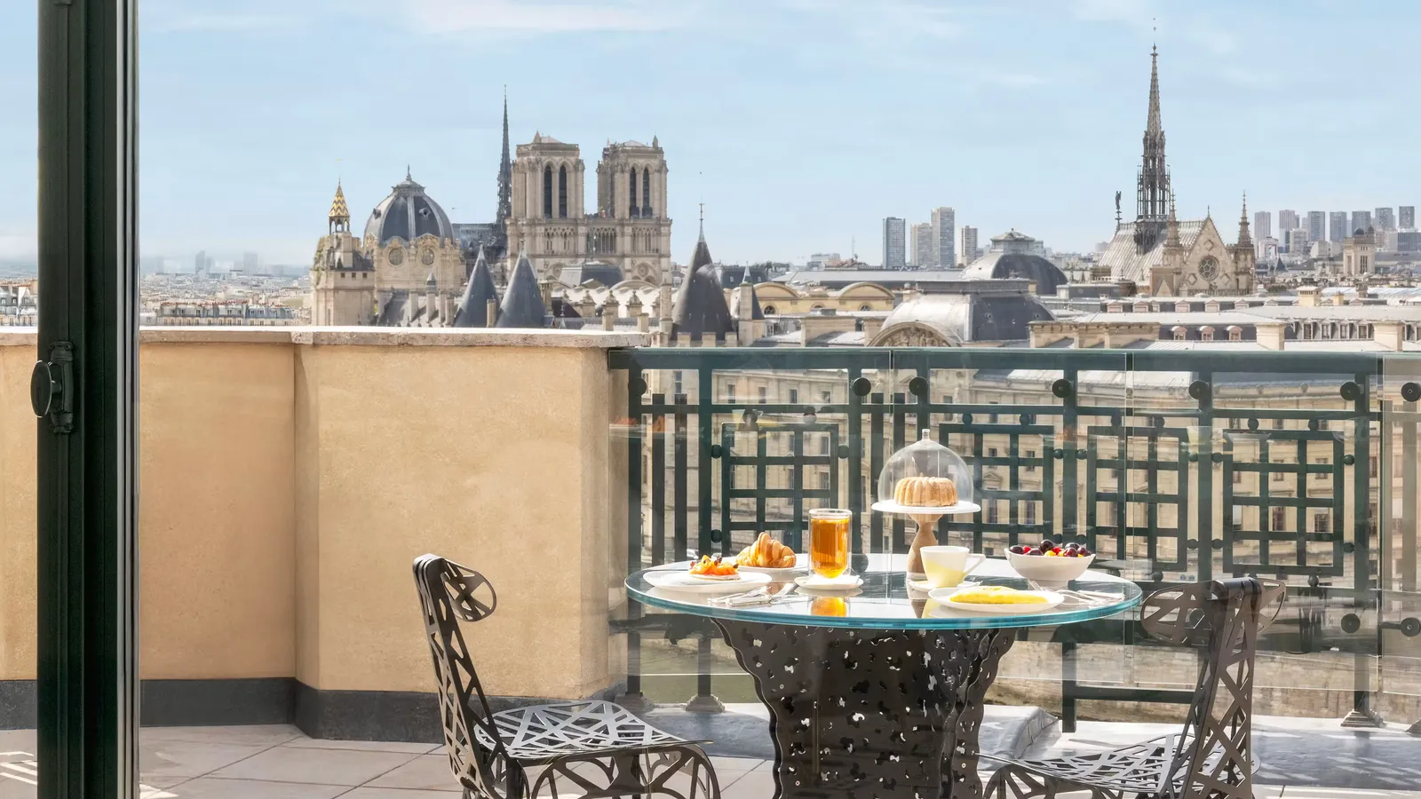 A terrace with a table and a view towards Notre-Dame