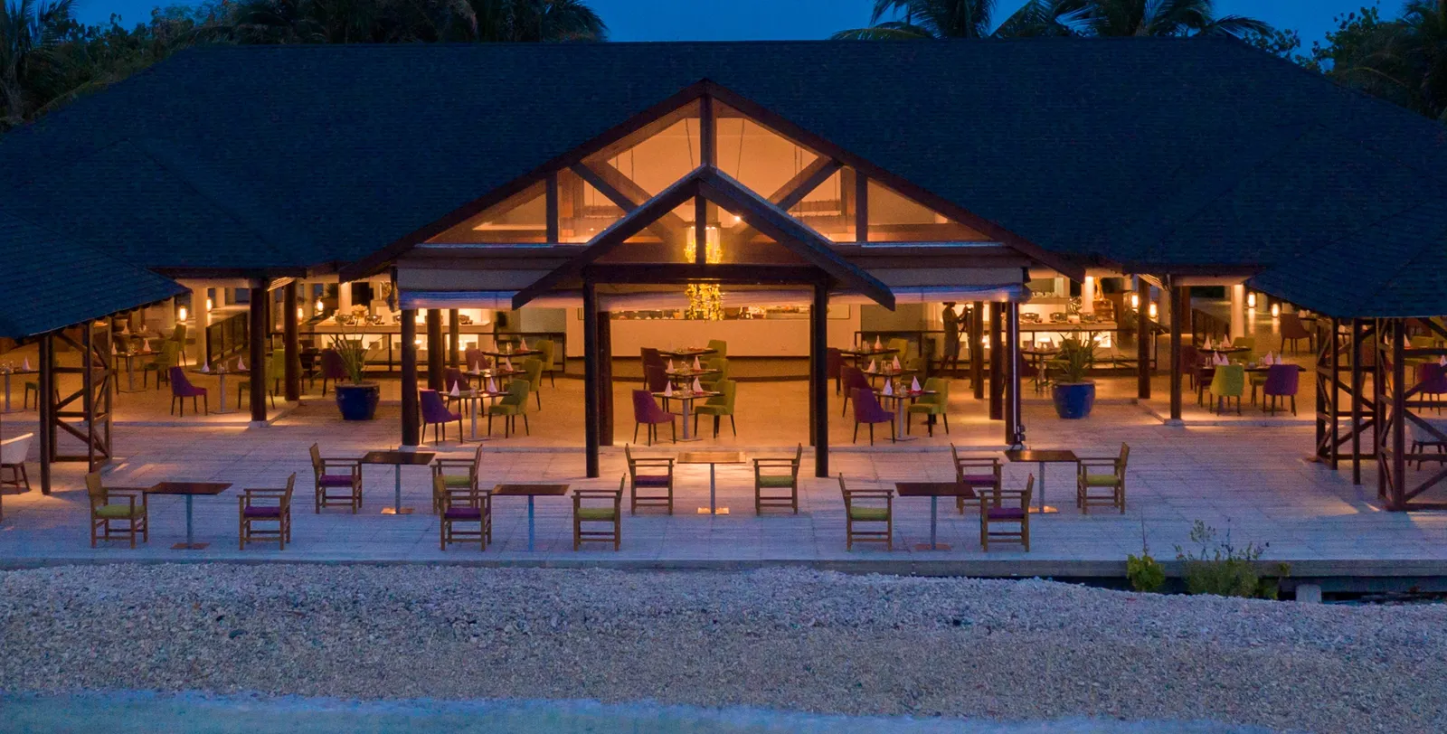 Rehendhi’s terrace lit up in the evening on the sand