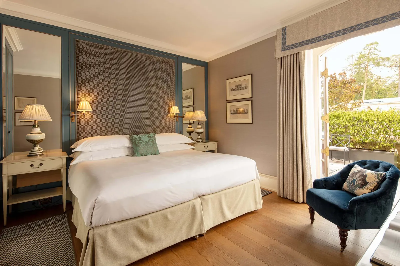 A Club Room with a hot tub: a king bed and a French window onto the private terrace