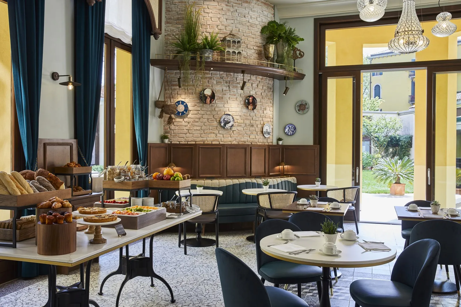 The Savor restaurant and garden entrance at Hotel Indigo Venice – Sant’Elena.