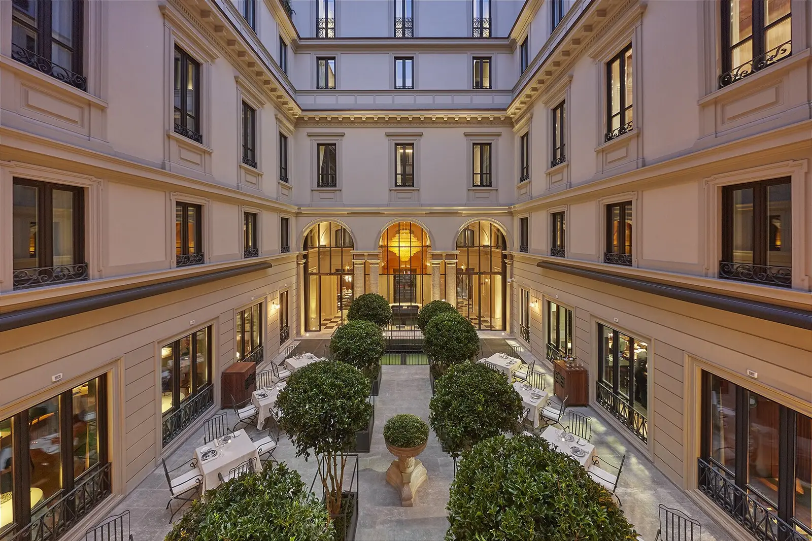 Il cortile interno del Mandarin Oriental, Milan.