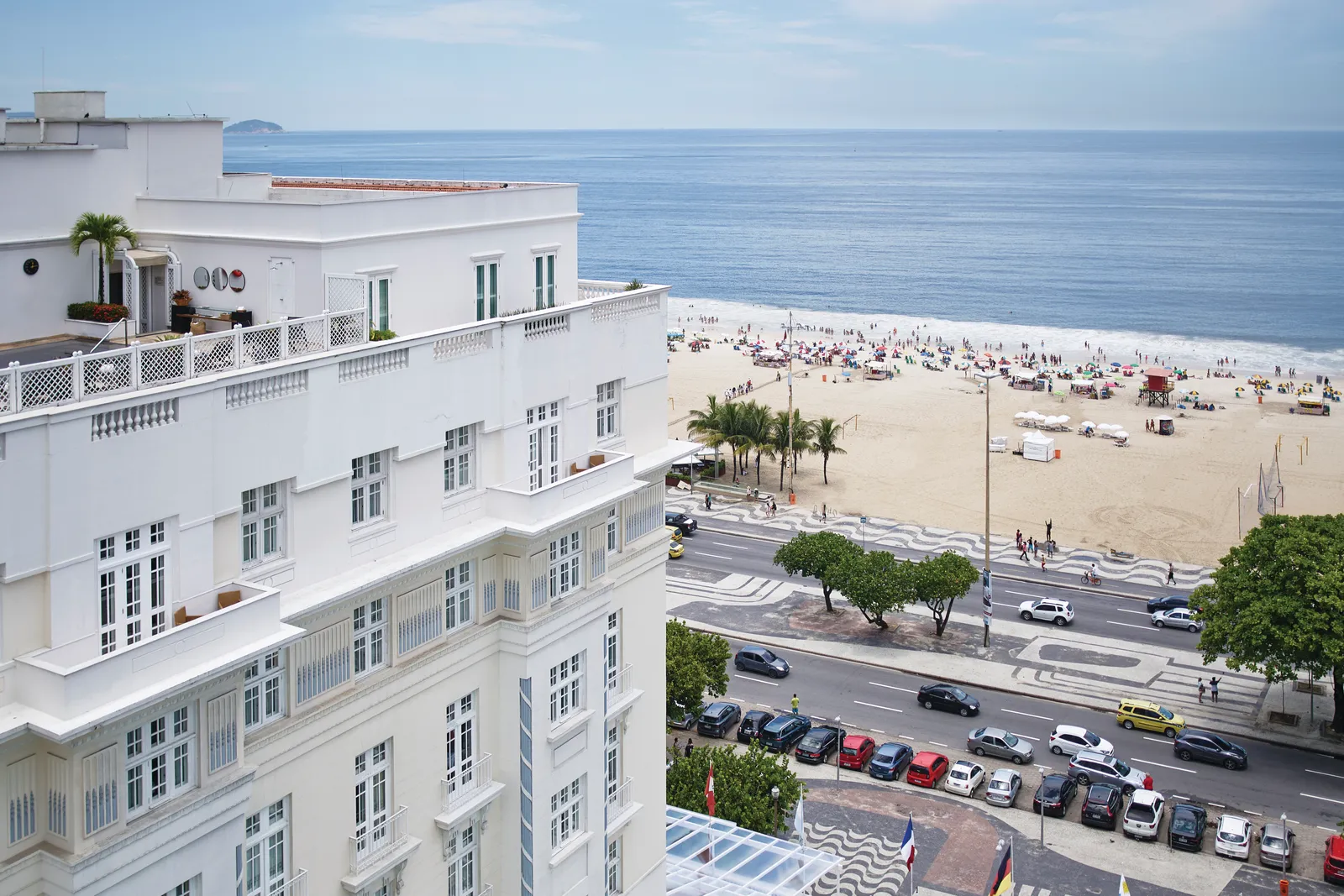 La spiaggia di Copacabana e il marciapiede a onde davanti al palazzo