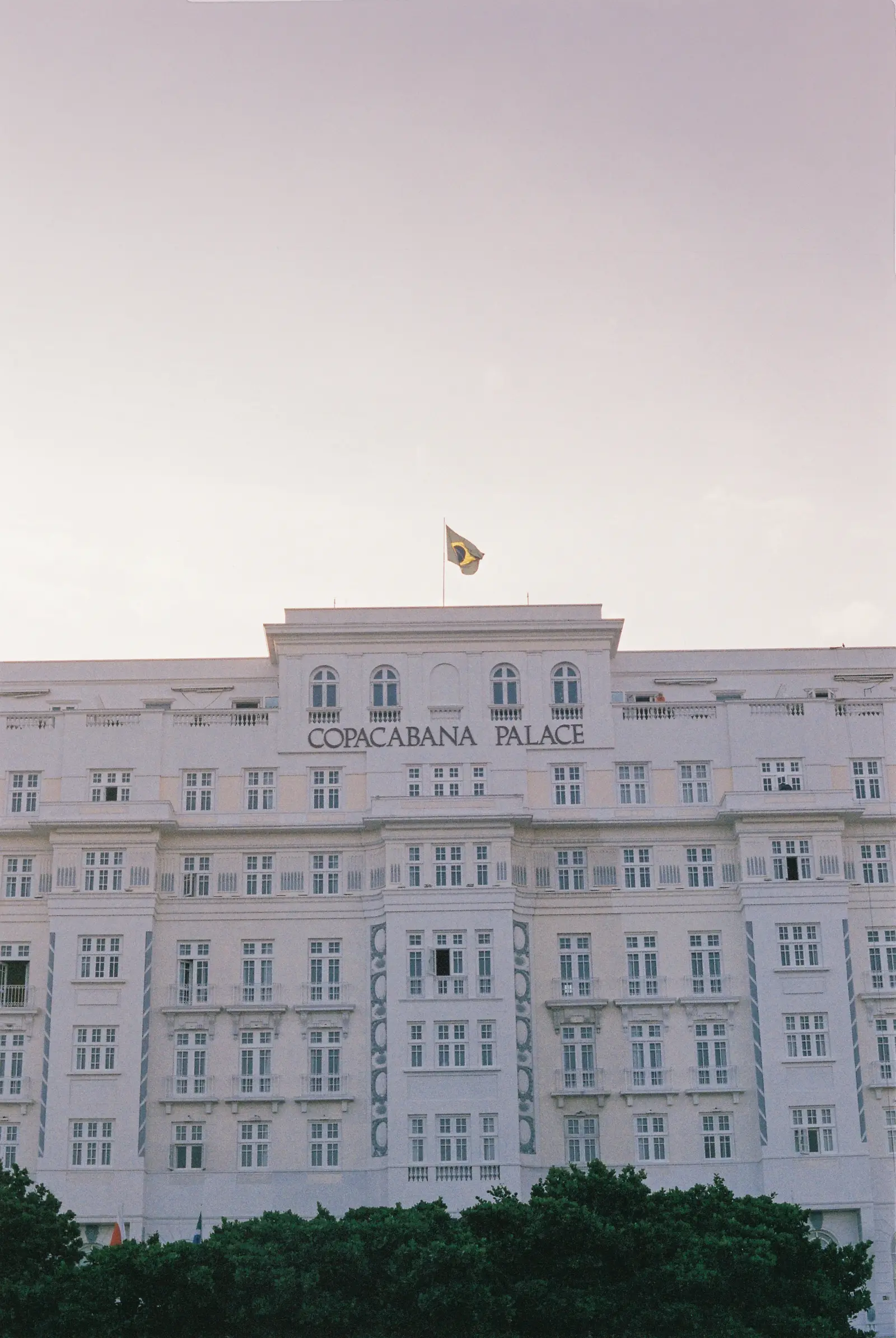 La facciata bianca del Copacabana Palace con il nome dorato