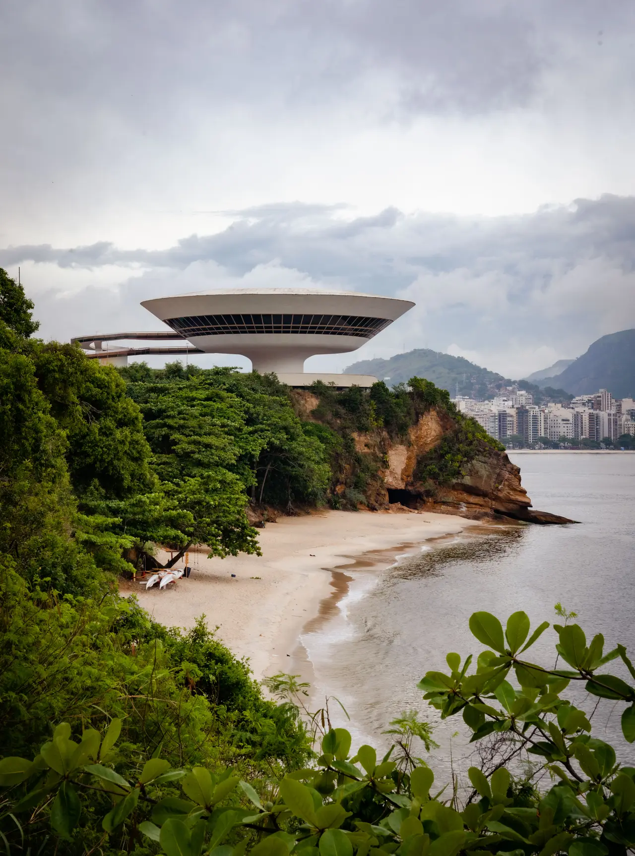 Il museo di arte contemporanea di Niterói sul promontorio