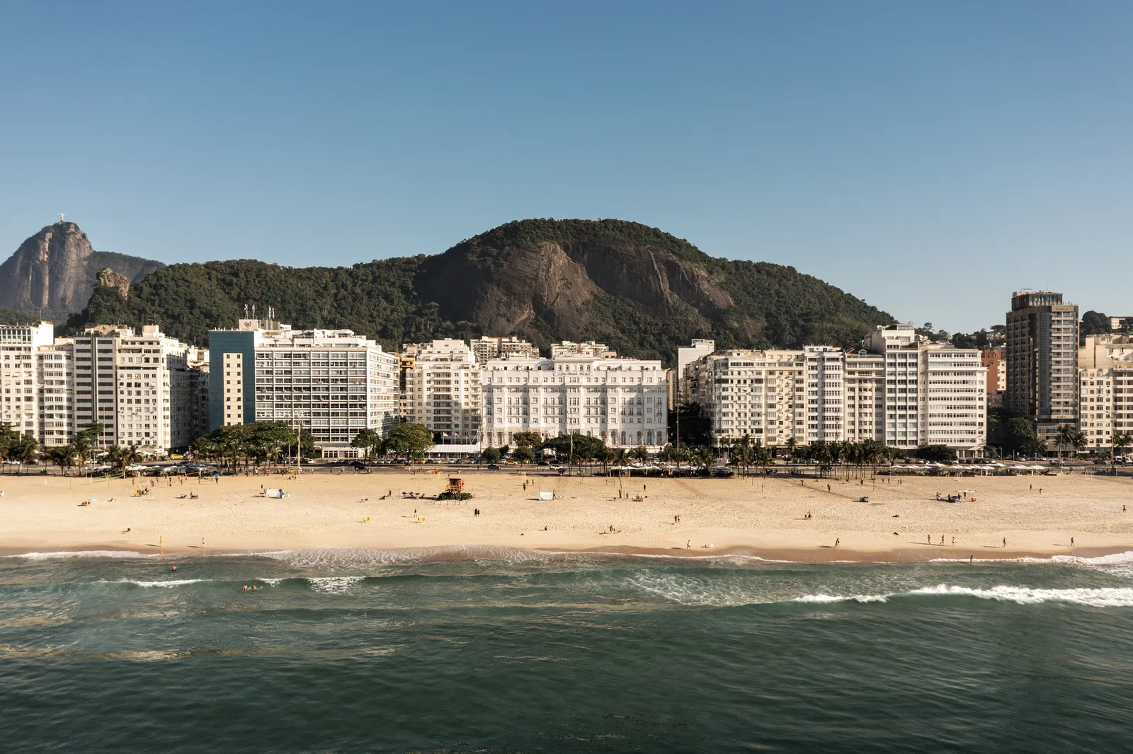 Il Copacabana Palace visto dal mare fra spiaggia e montagne