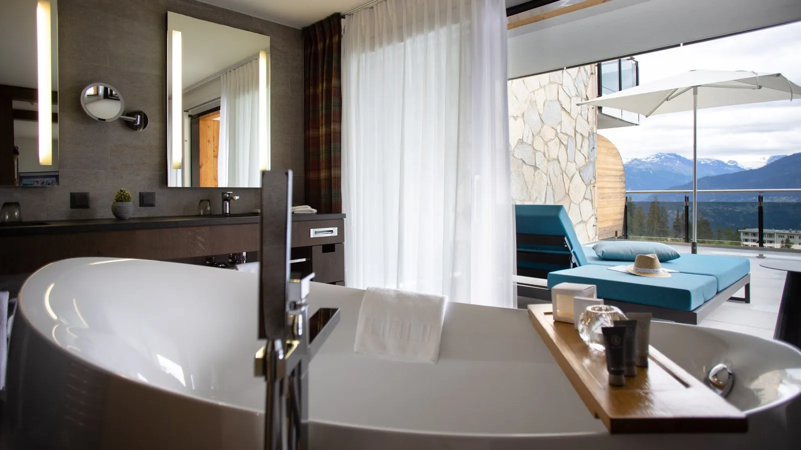 La vasca accanto alla porta della terrazza nella Junior Suite Deluxe