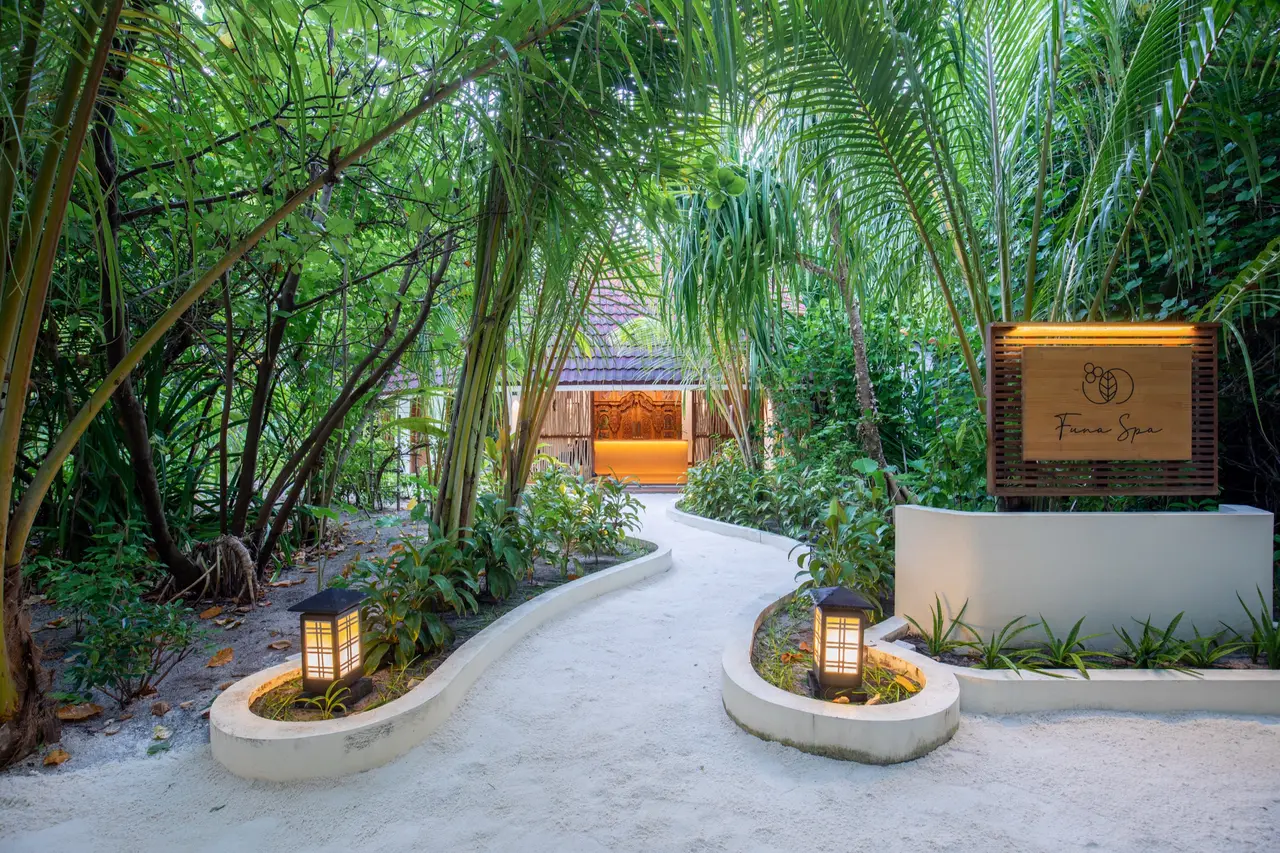 The path through the palms to the entrance of Funa Spa.