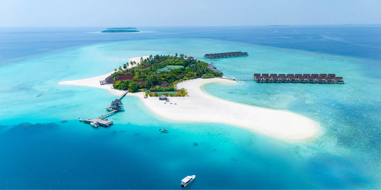 Dhigufaru from the air: the sandbar, the arrival jetty and the 2 rows of overwater villas.