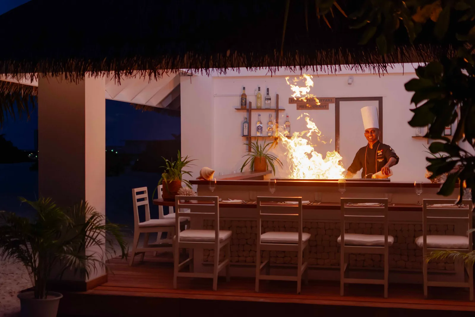 Thila in the evening: the chef sends up a flame on the teppanyaki grill in front of the counter.