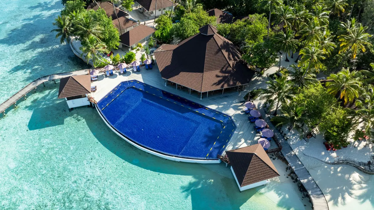 The pool from the air, between the roofs and the beach