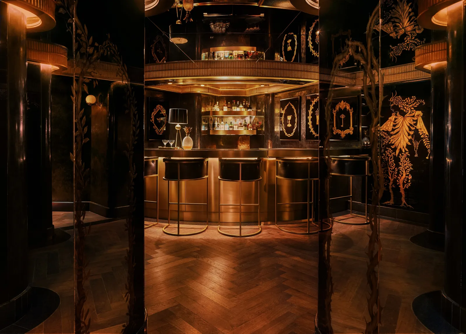 El Secreto: a small room of dark lacquer and gold, with its counter and a few stools.