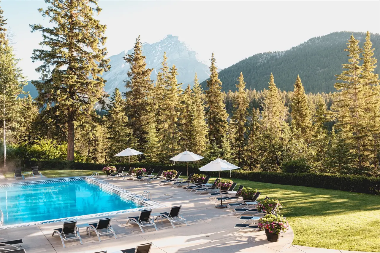 The outdoor pool with loungers and mountains