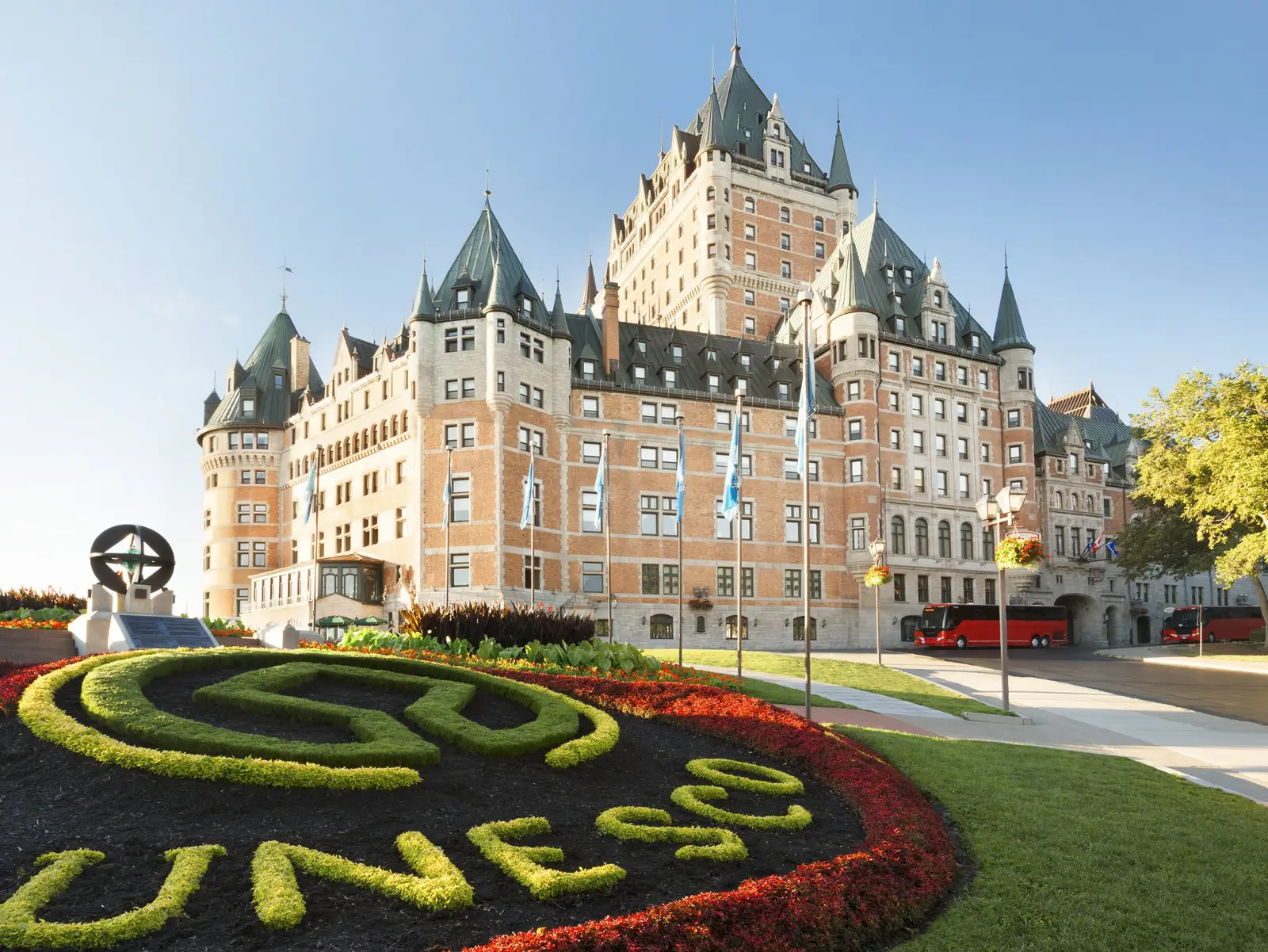 La facciata del Château Frontenac e le aiuole davanti all’ingresso