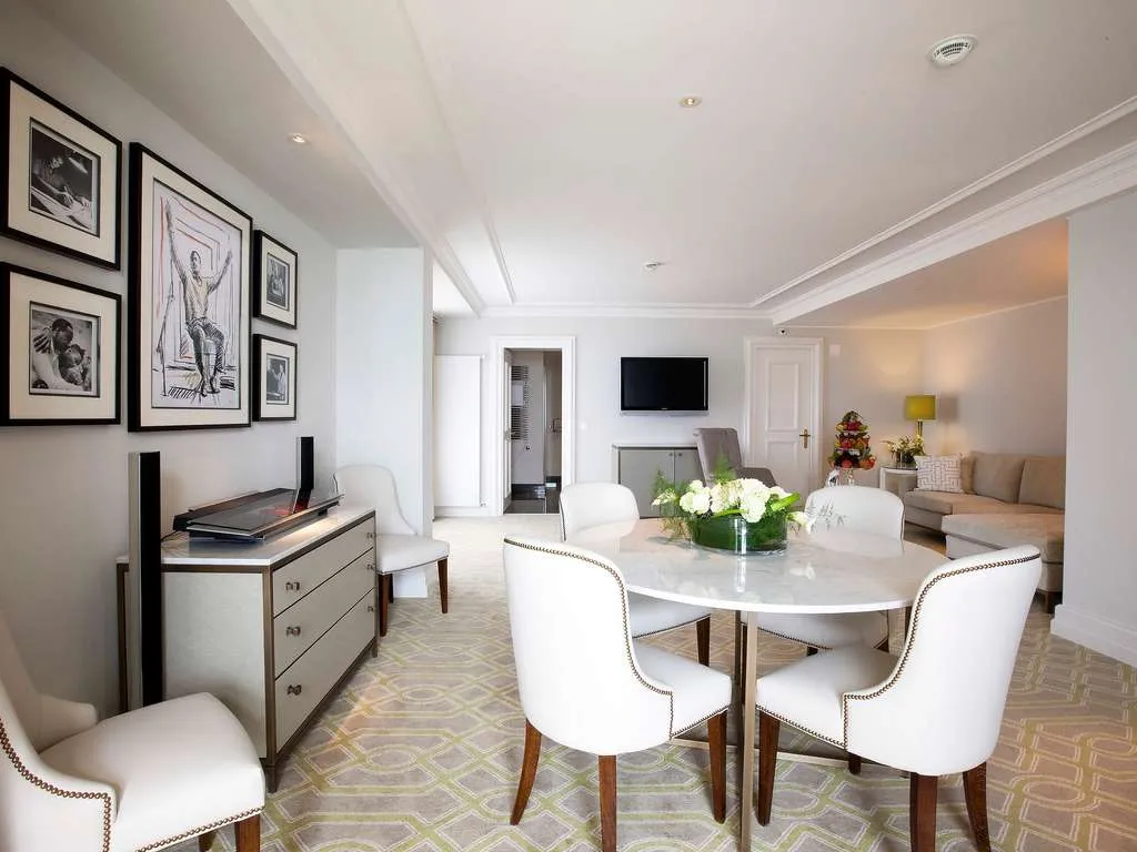 Il salotto e la zona pranzo della Quincy Jones Suite