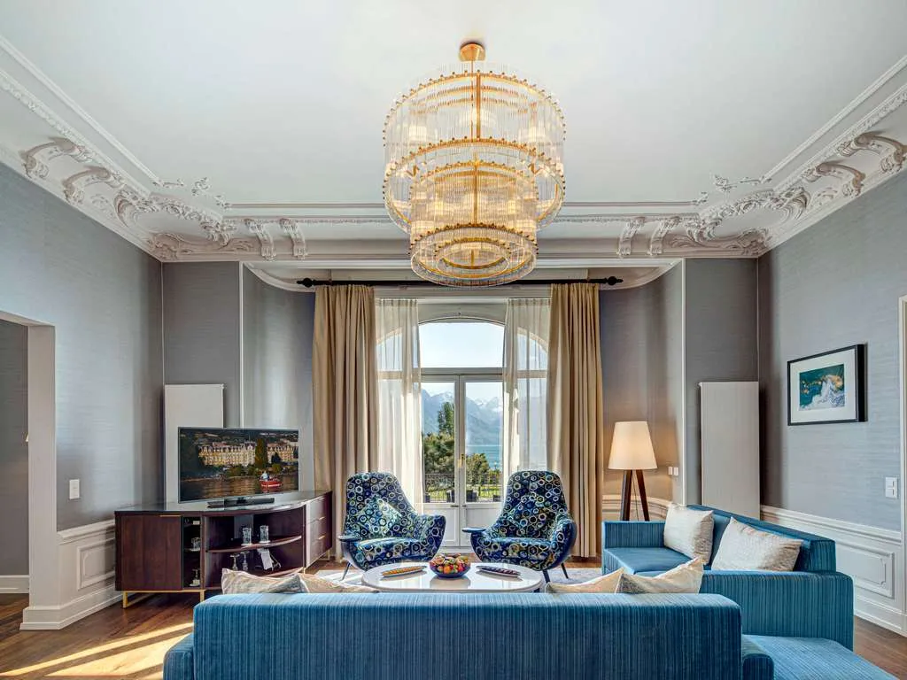 Il salotto della Presidential Suite affacciato sul lago