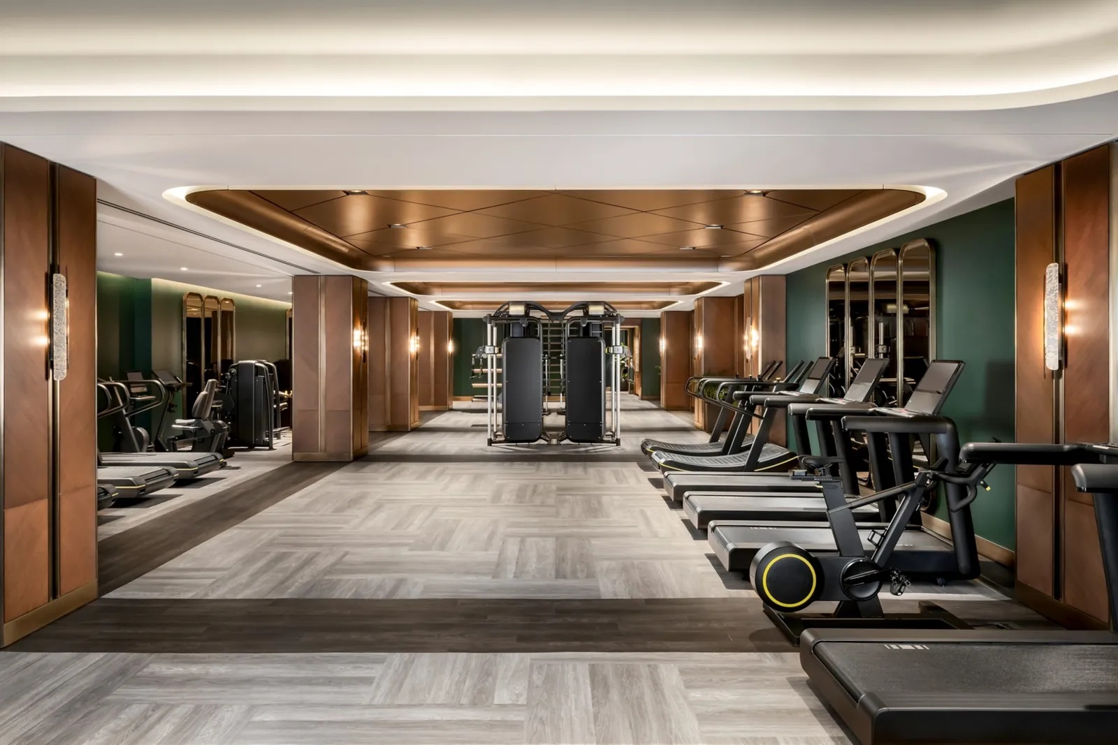 Palestra con tapis roulant e attrezzature per i pesi