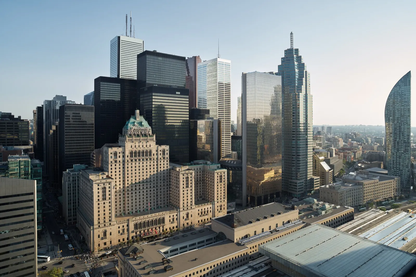 Il Royal York davanti a Union Station fra i grattacieli di Toronto