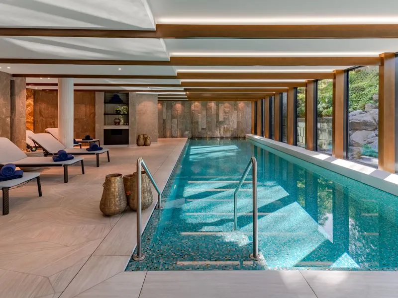 La piscina interna ReFIVE senza persone