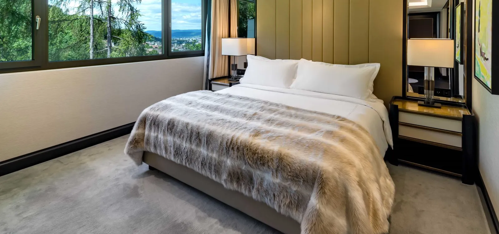 Il letto della Luxe e il verde oltre le finestre