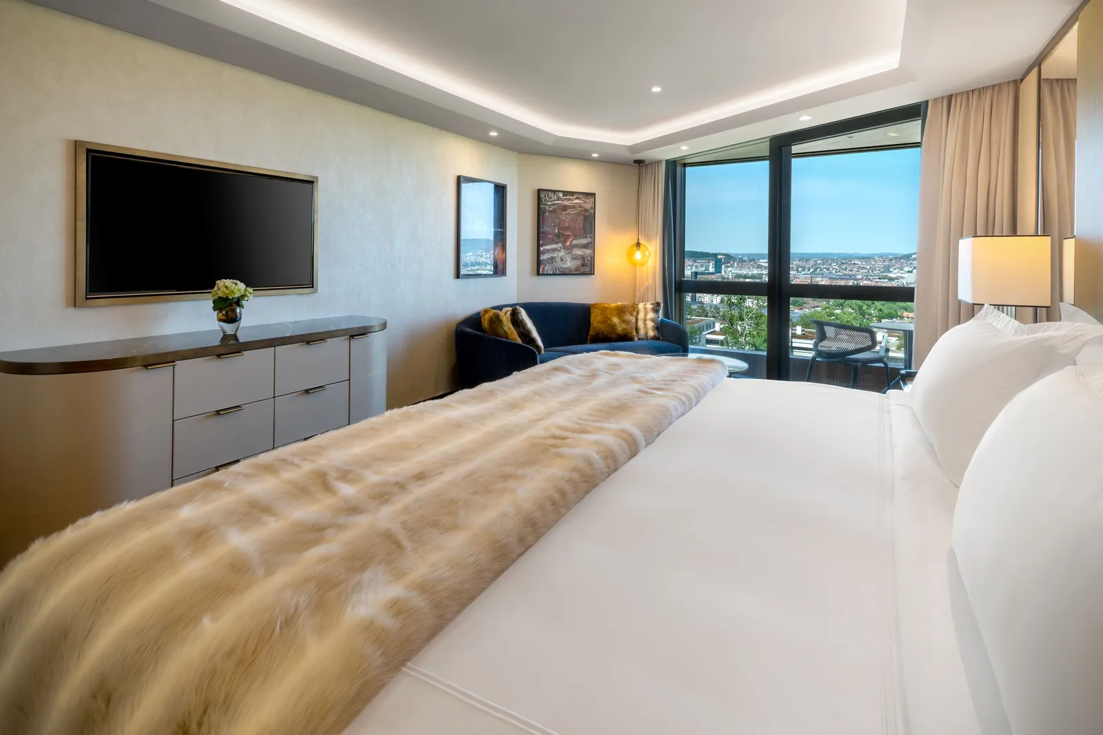 La Luxe con balcone, con Zurigo oltre le porte vetrate