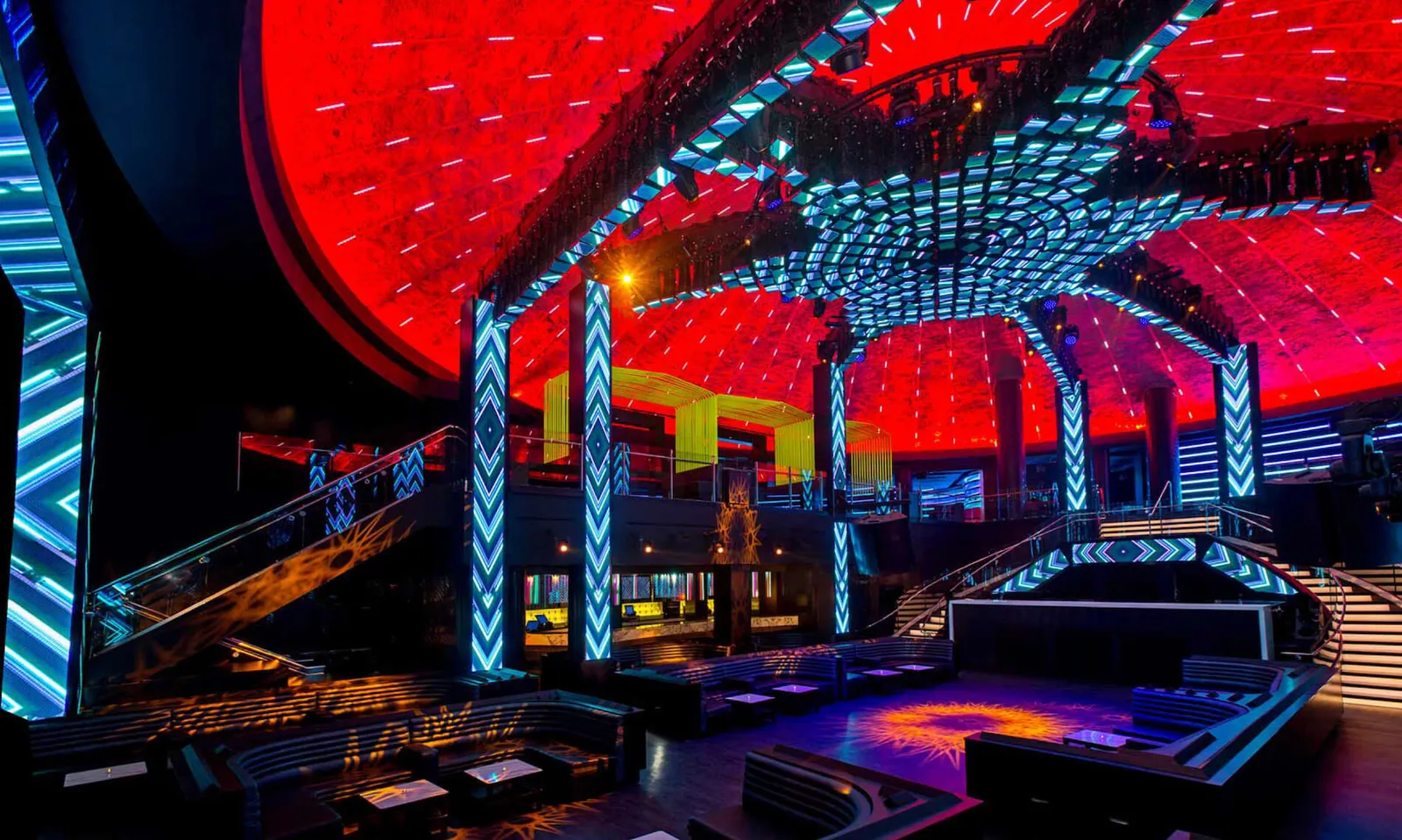 La sala vuota del LIV sotto la cupola rossa, fra le colonne di luci, i divanetti e la pista.