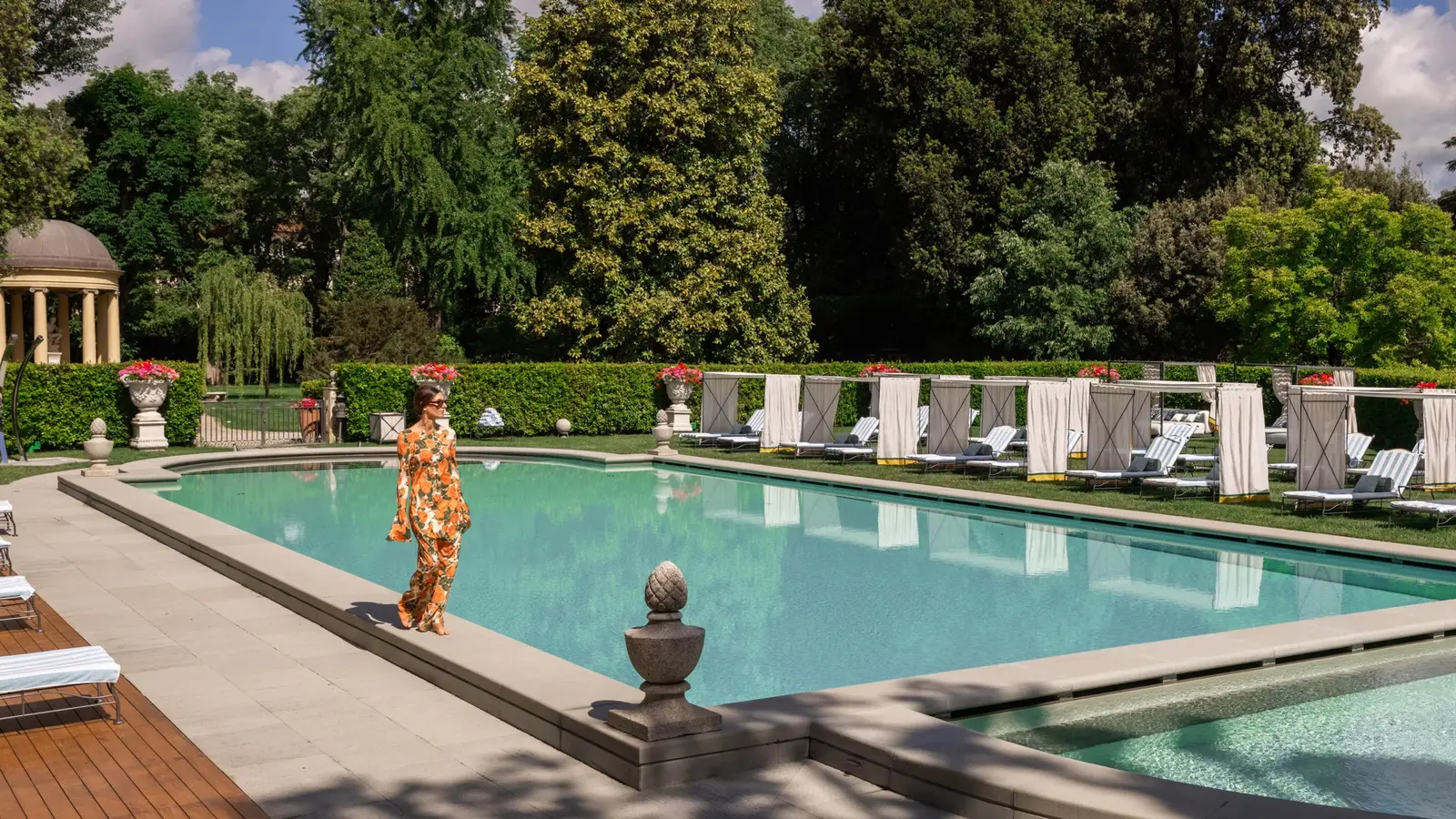 The outdoor pool, loungers and garden