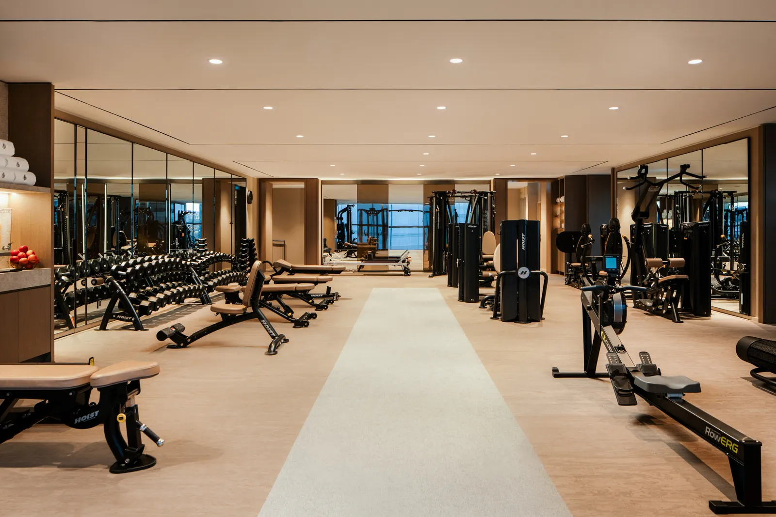 La sala fitness con panche e attrezzi per i pesi