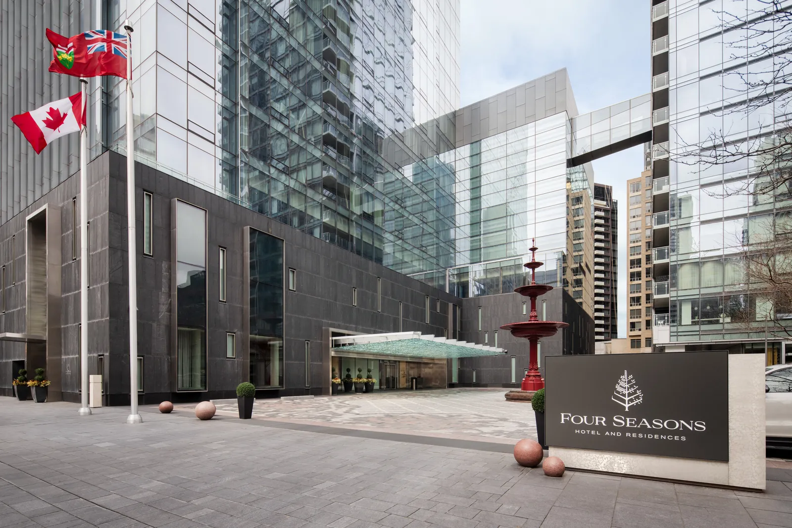 L’ingresso in vetro del Four Seasons Hotel Toronto fra i palazzi di Yorkville