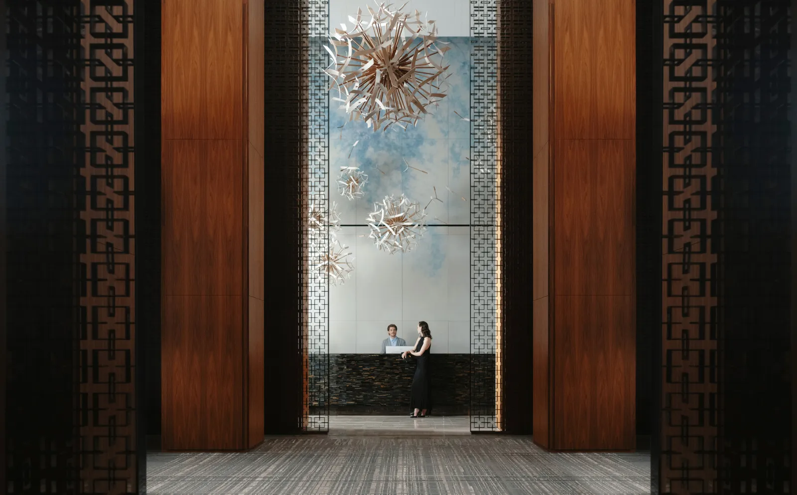 L’installazione sospesa nella hall, incorniciata da pareti in legno