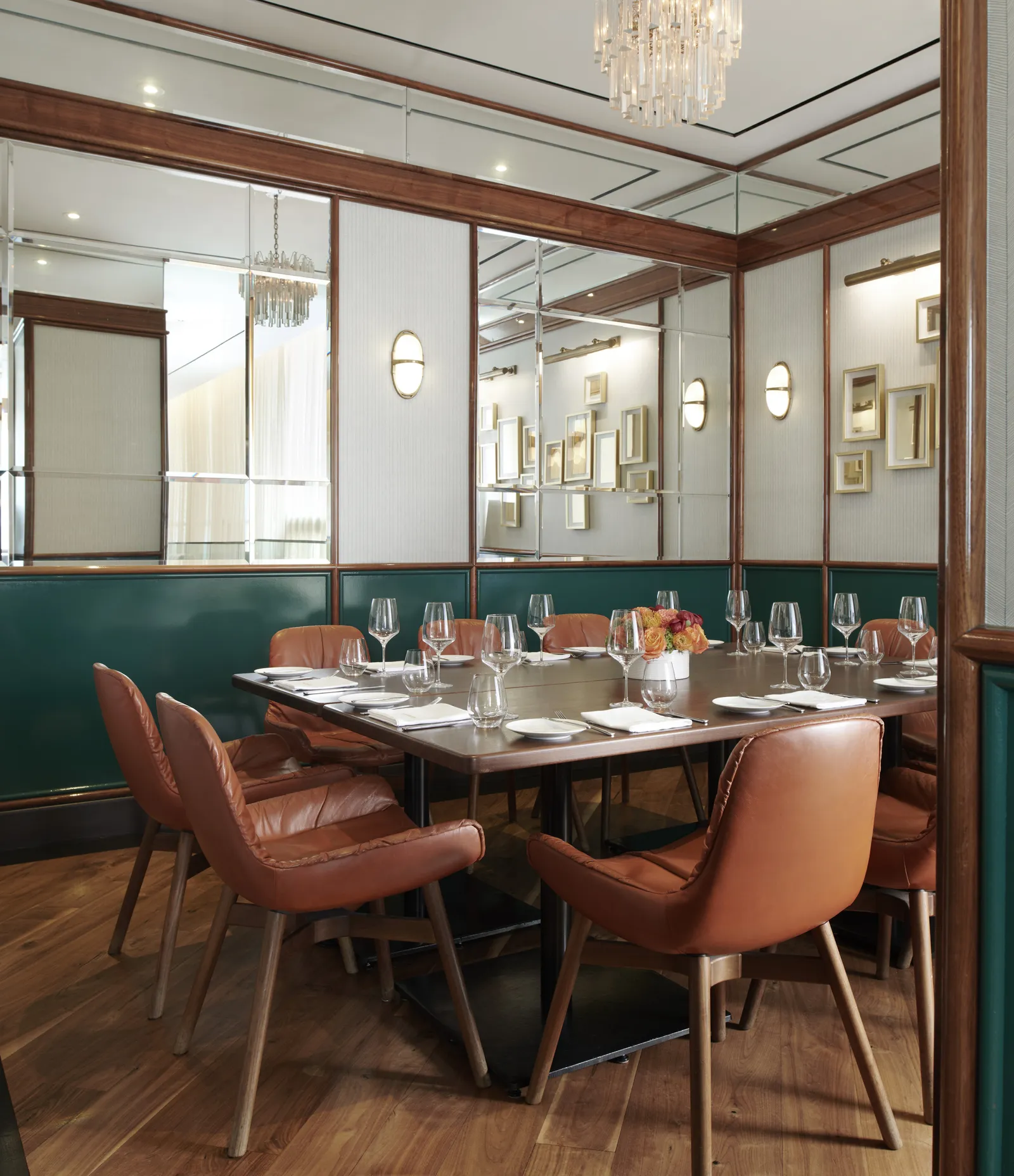 La sala privata di Café Boulud con tavolo apparecchiato