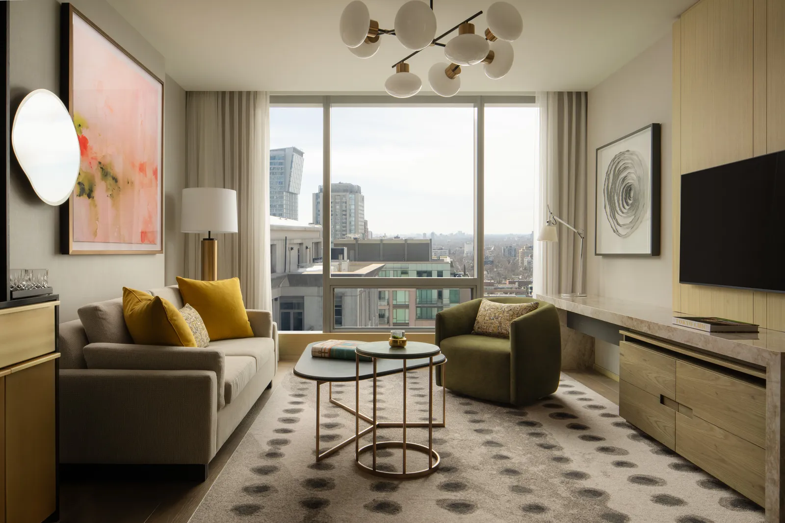 Deluxe One-Bedroom Suite: letto o salotto, arredi chiari e finestre sulla città
