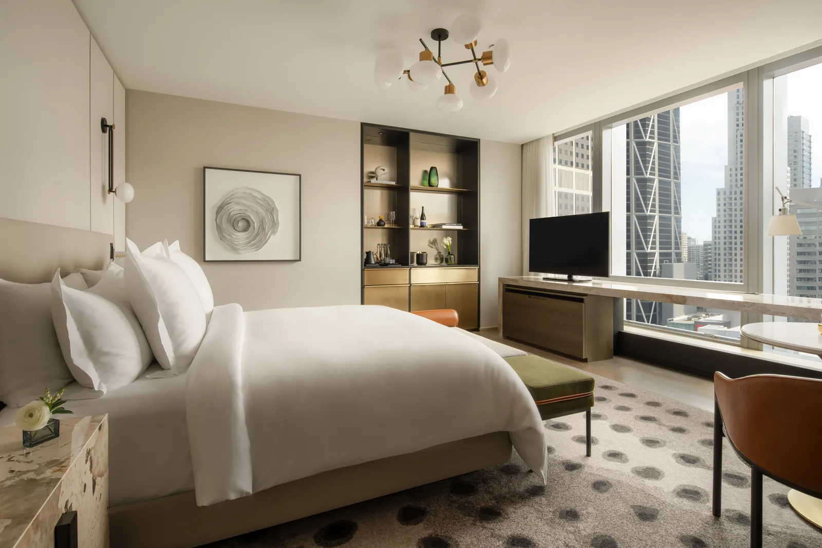 Premier Accessible Room: letto o salotto, arredi chiari e finestre sulla città