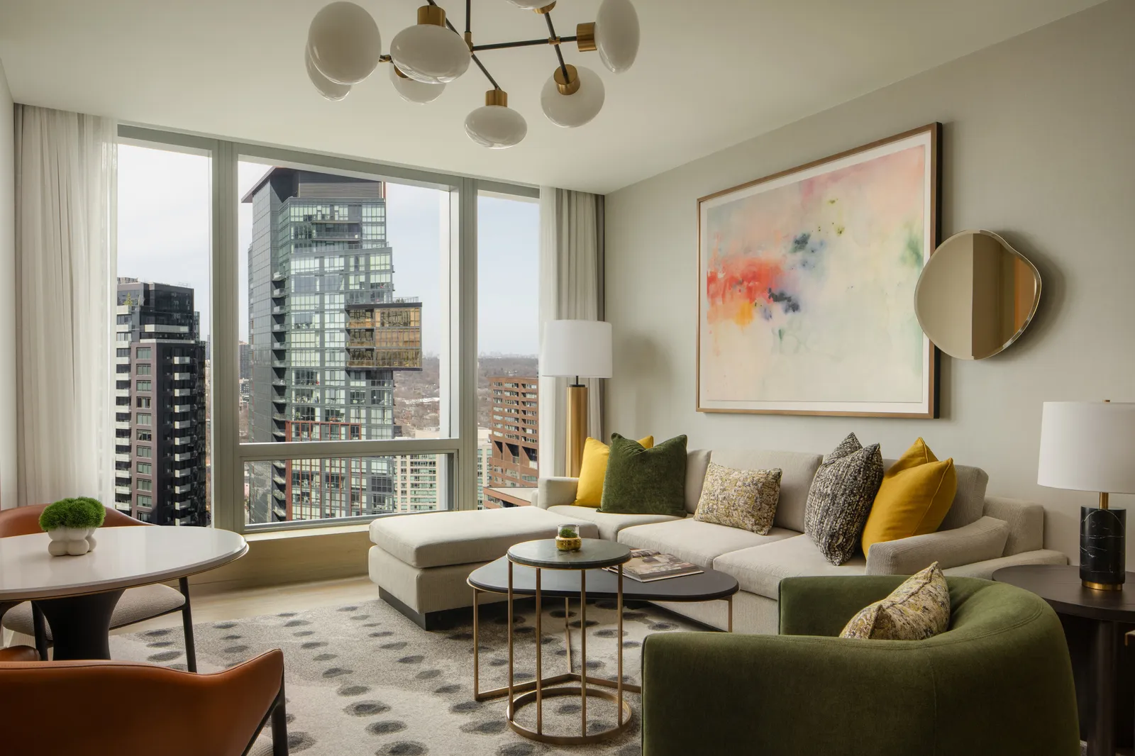 Premier One-Bedroom Suite: letto o salotto, arredi chiari e finestre sulla città