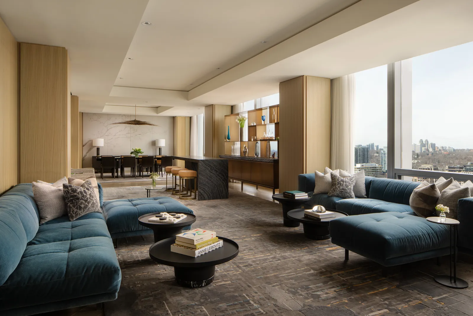 Presidential Suite: letto o salotto, arredi chiari e finestre sulla città