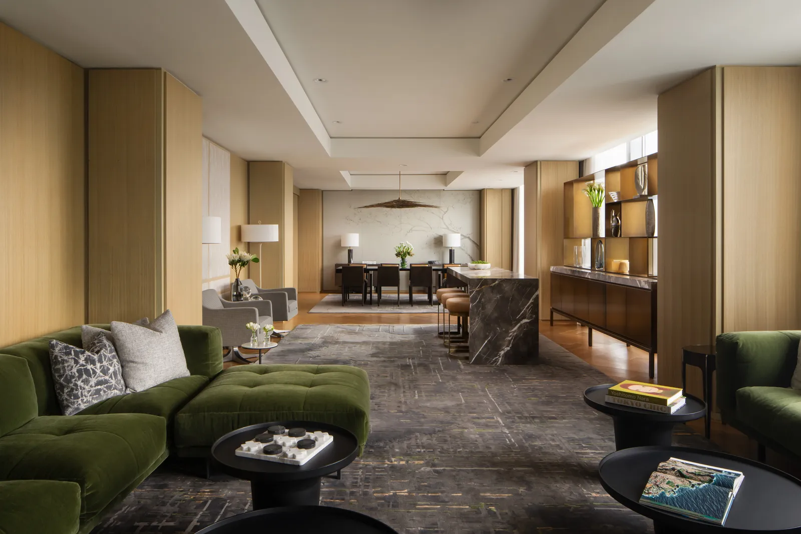 Royal Suite: letto o salotto, arredi chiari e finestre sulla città