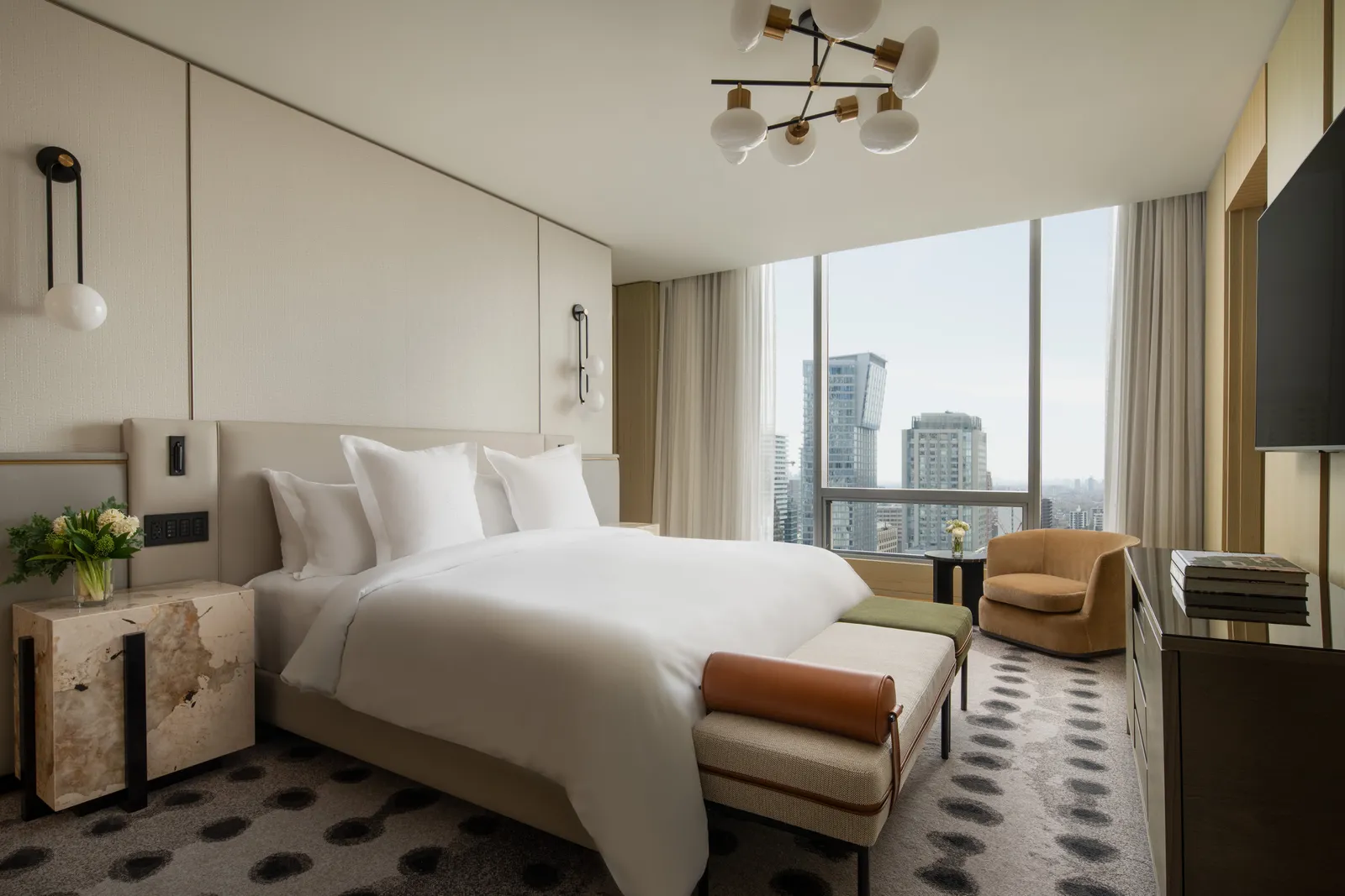 Superior Accessible Room: letto o salotto, arredi chiari e finestre sulla città