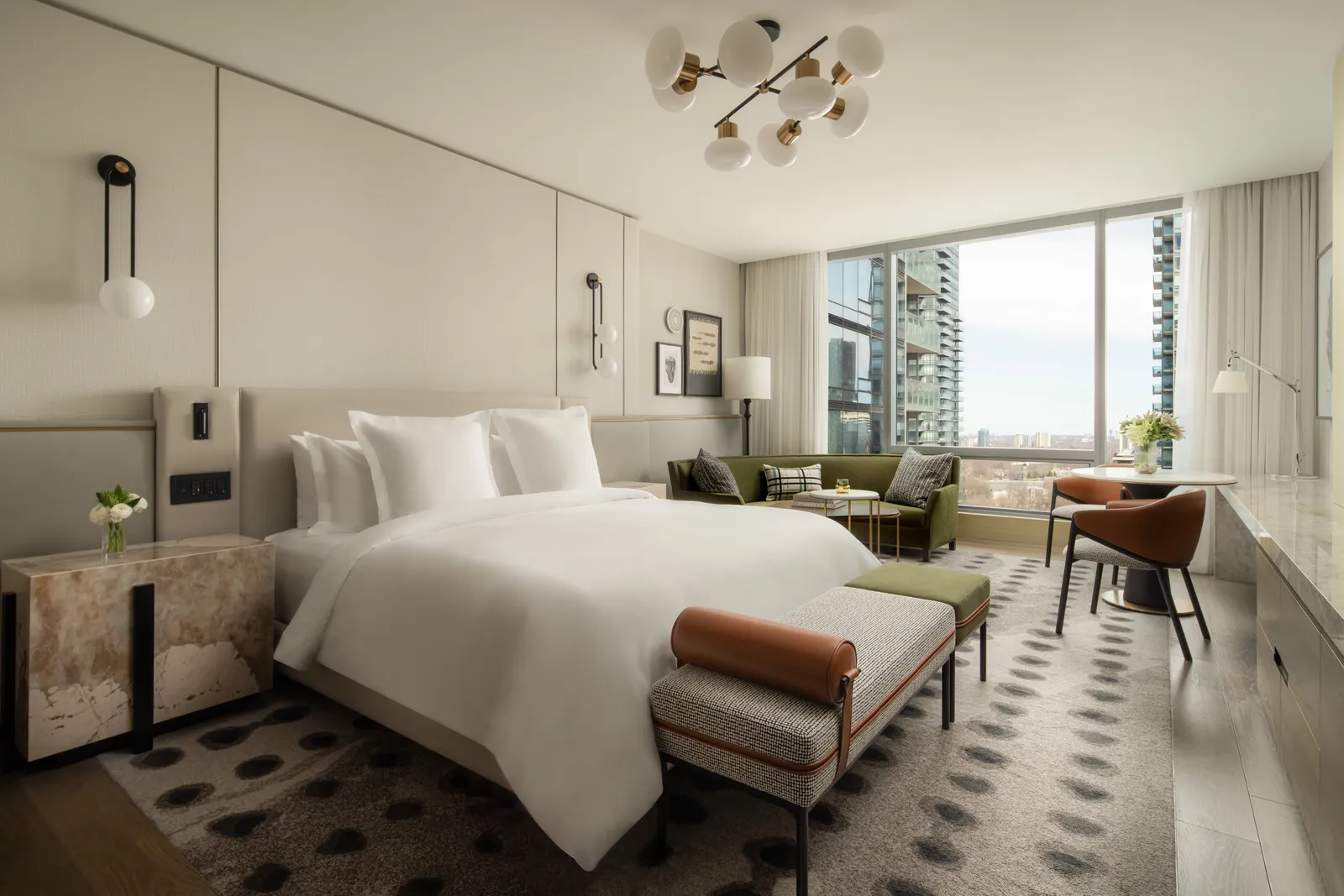 Yorkville Premier Room: letto o salotto, arredi chiari e finestre sulla città