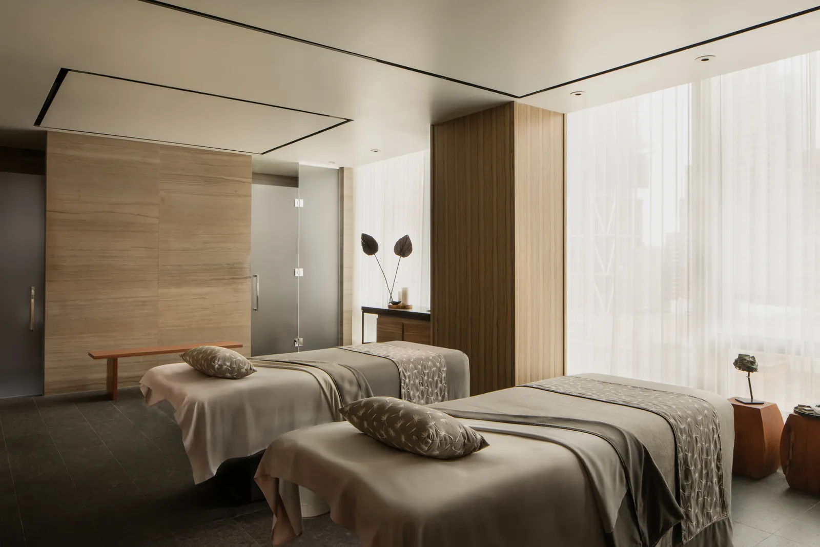 La cabina per 2 con lettini da massaggio e tende chiare