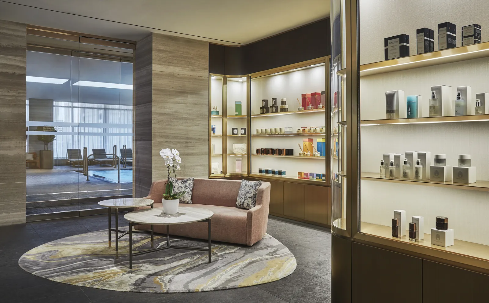 La lounge della spa con sedute chiare e vetrine