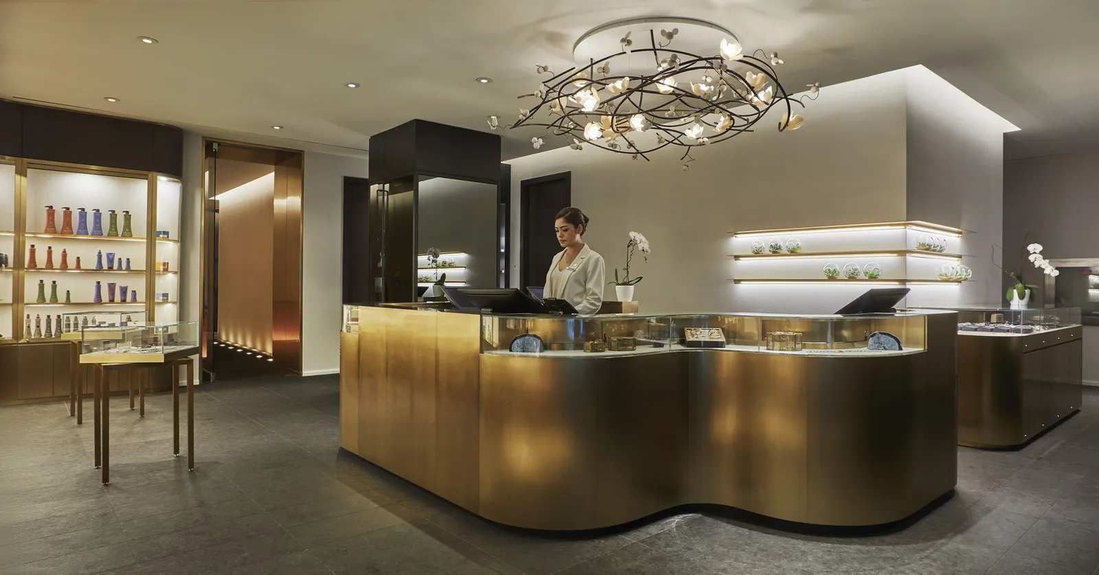 Il banco dorato della reception della spa