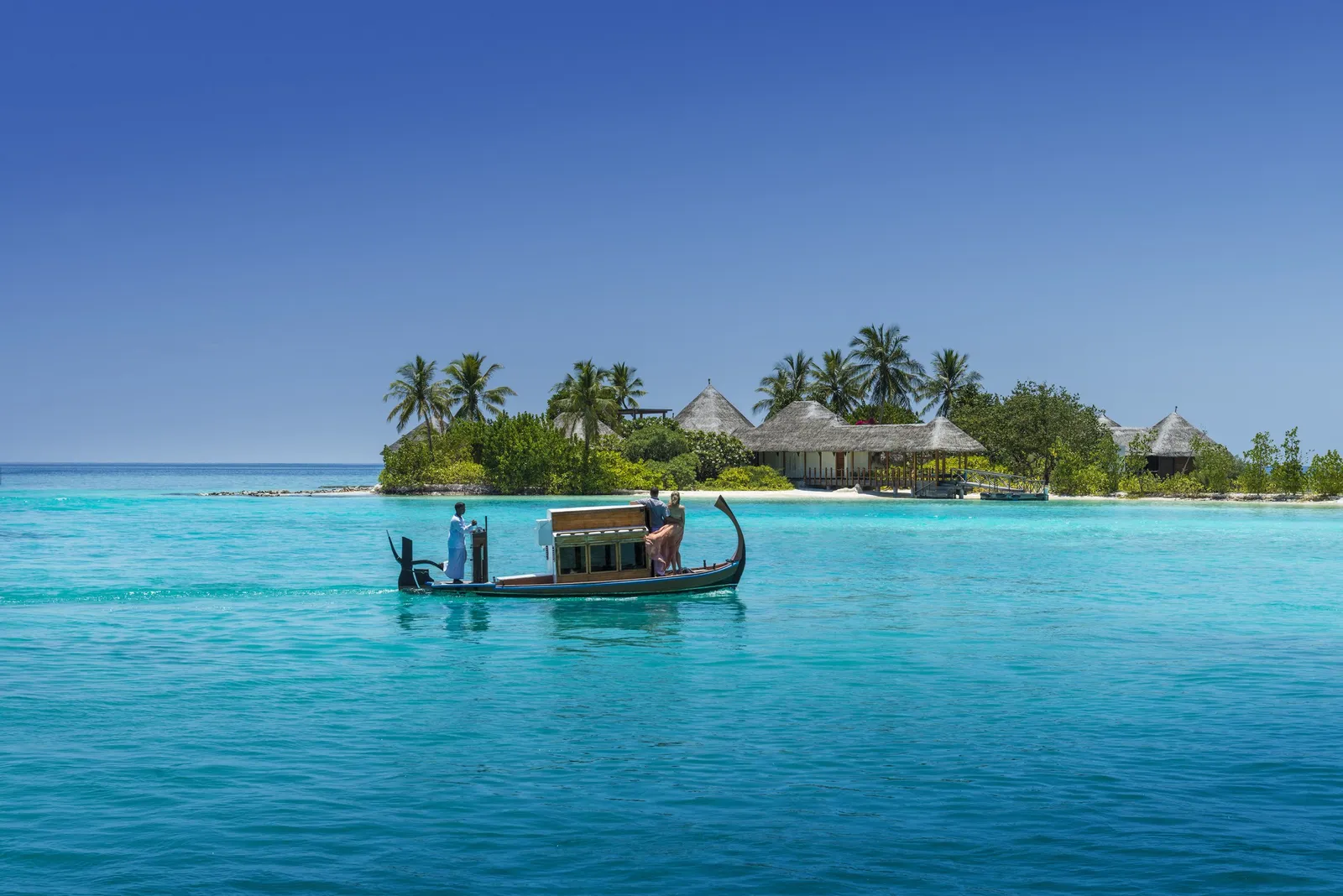 A dhoni crossing the lagoon towards ŪRJĀ’s spa island