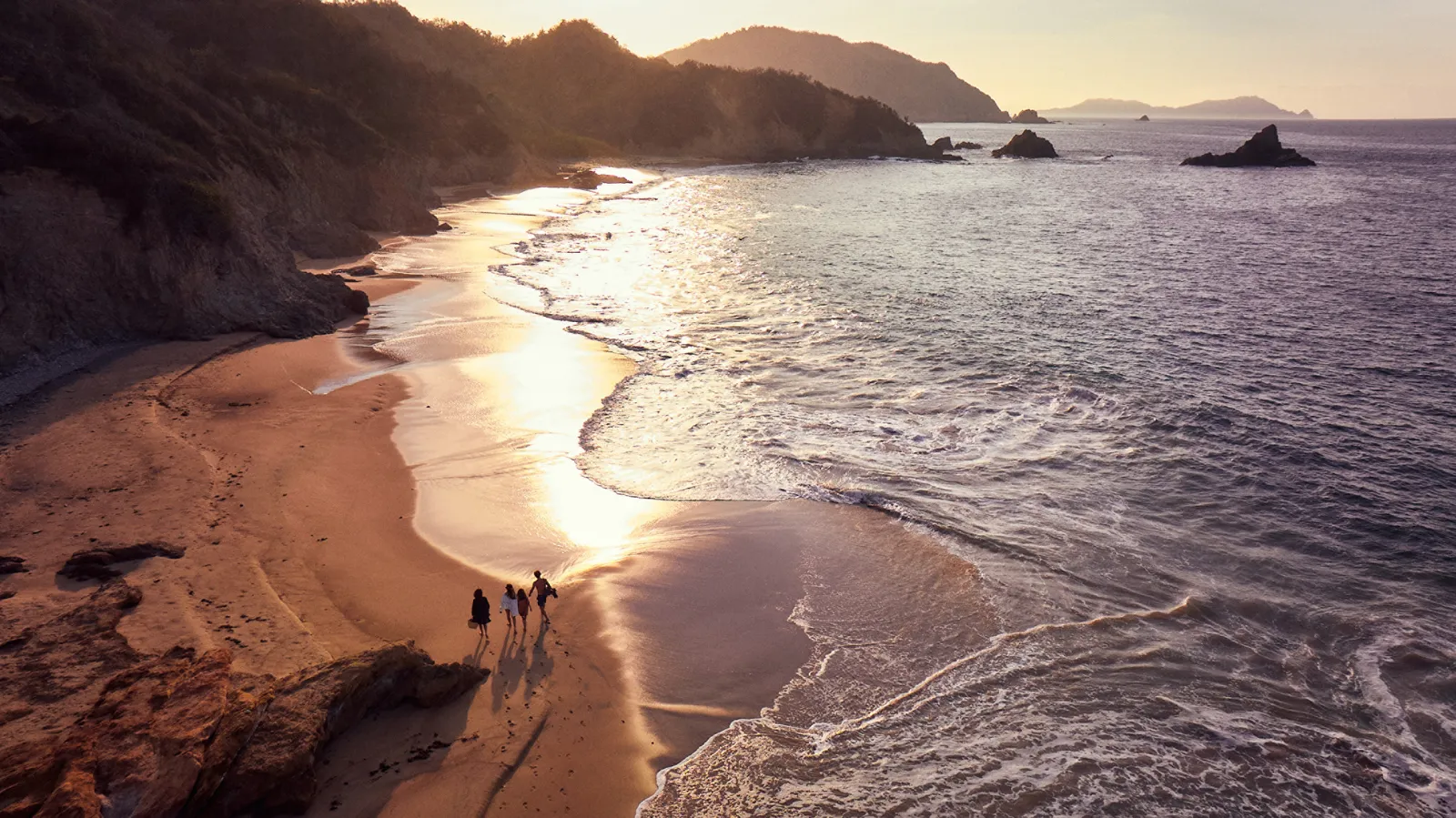 Una passeggiata sulla spiaggia della riserva al tramonto