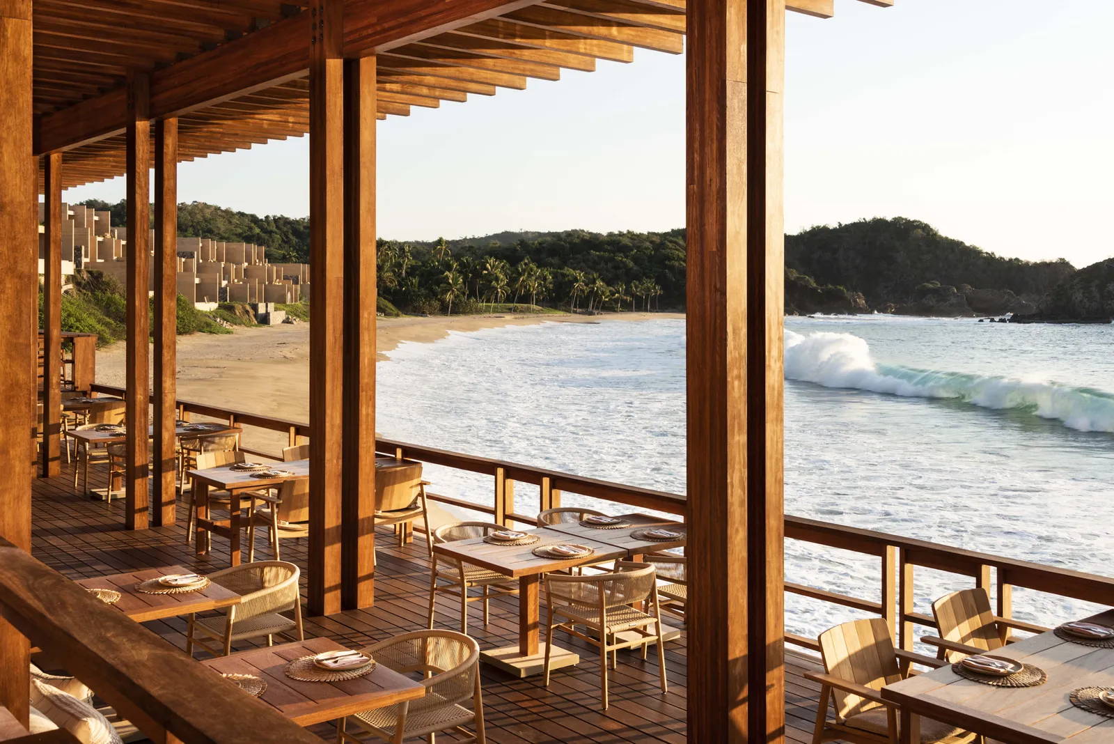I tavoli di Sal sotto il tetto di legno, davanti alla spiaggia