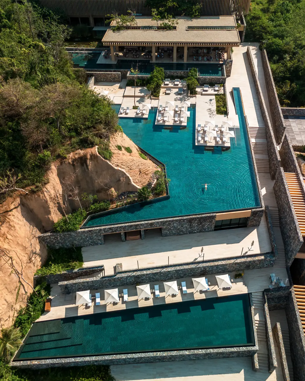 Le piscine sovrapposte sulla scogliera, viste dall’alto