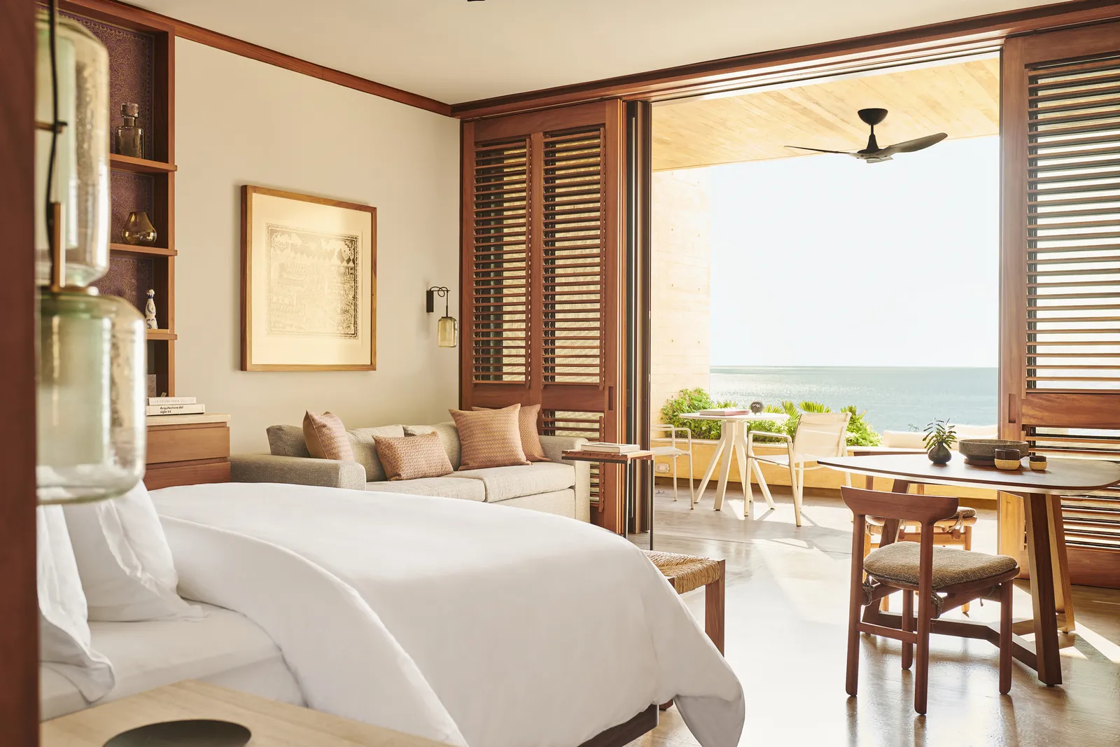La Beachfront Room con letto king e porte aperte sulla terrazza