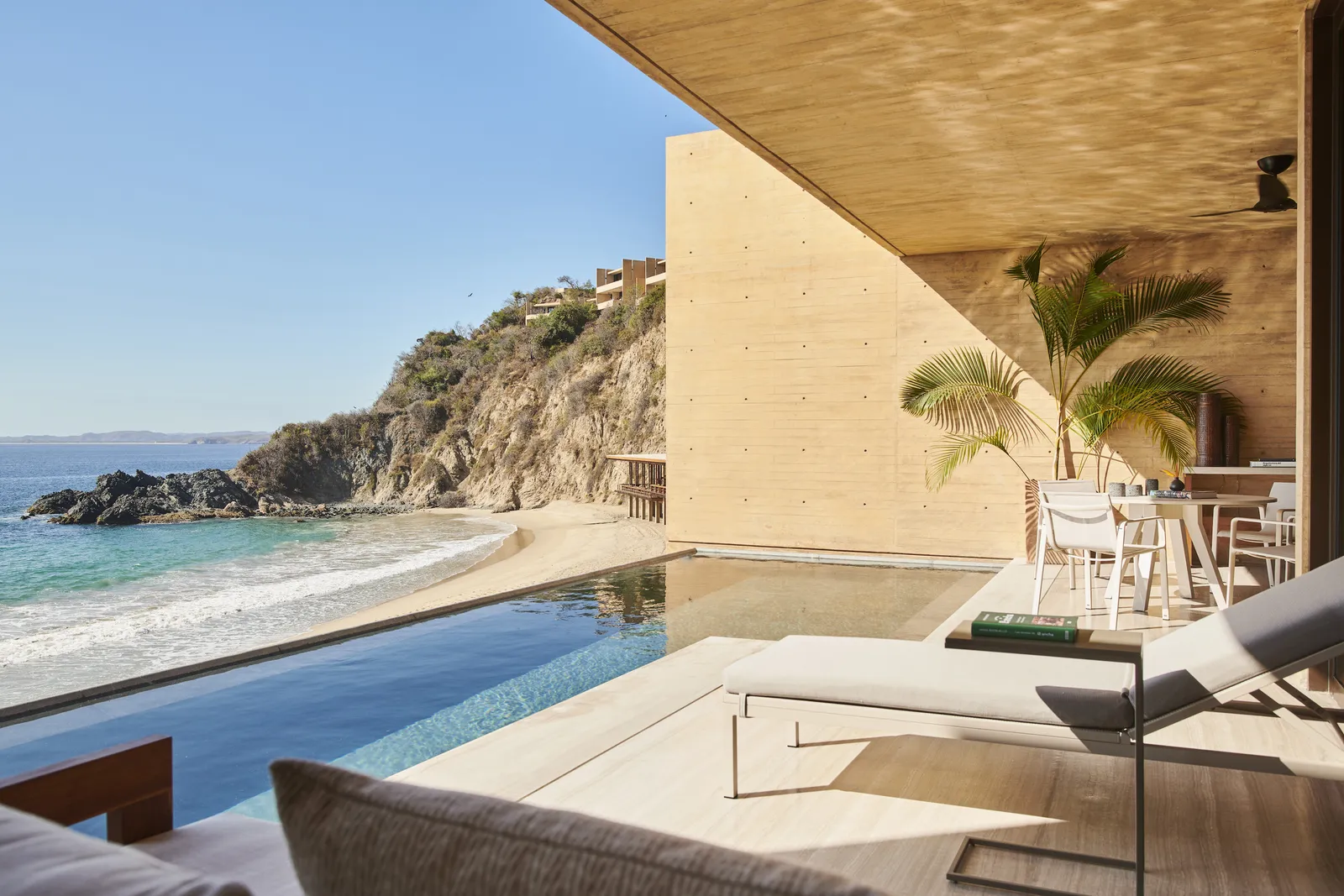 La piscina e la terrazza della Beachfront Two-Bedroom Outer-Connected Suite