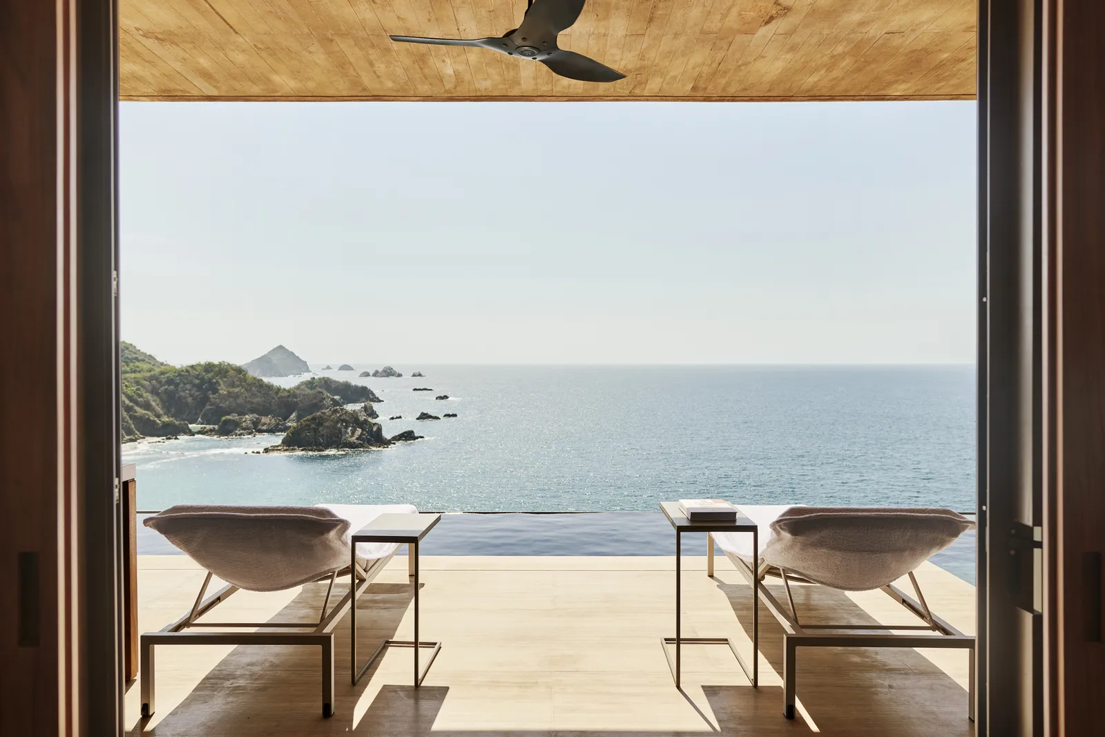 La terrazza della Cliffside Panoramic Suite aperta sul Pacifico