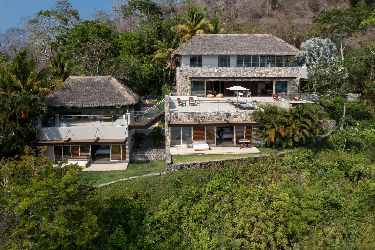 La Four-Bedroom Ocean-View House fra la vegetazione della collina