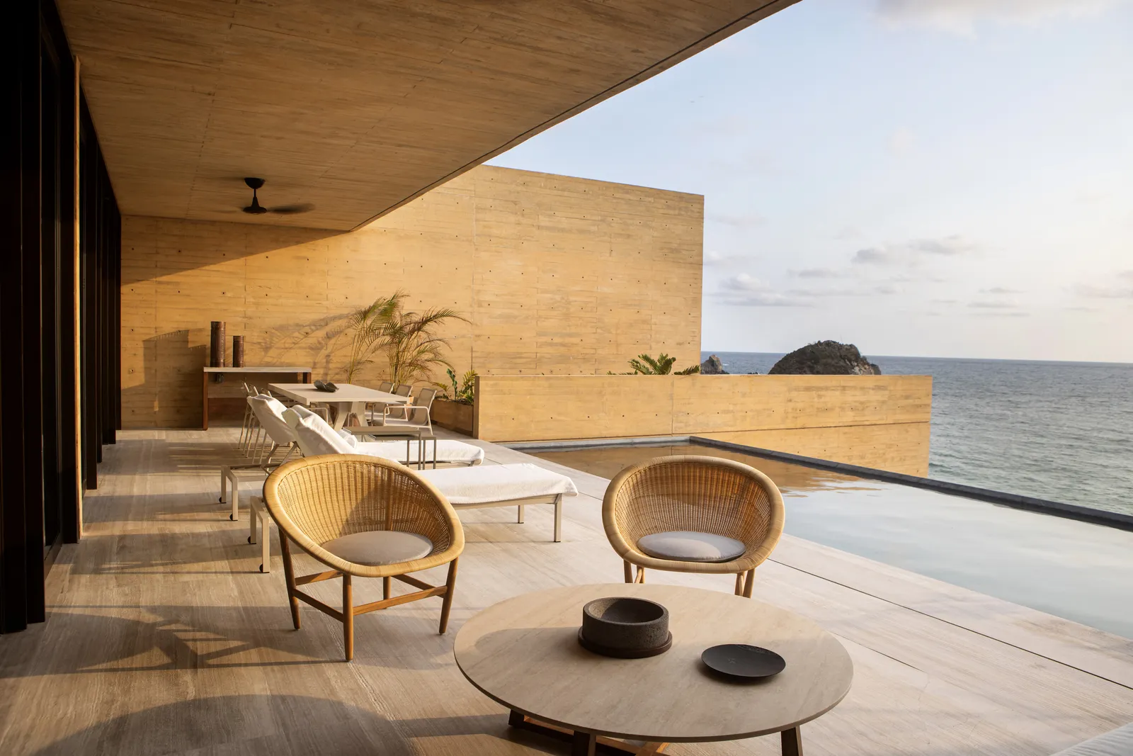 La terrazza coperta di Oceano, con piscina e vista sul mare